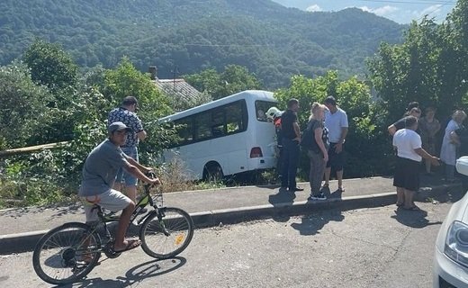 В селе Барановка Хостинского района Сочи рейсовый автобус с пассажирами скатился в кювет