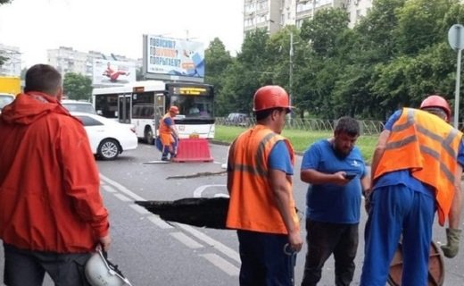 В Краснодаре остановили движение троллейбусов по улице имени Тургенева в направлении улицы Новаторов из-за провала грунта