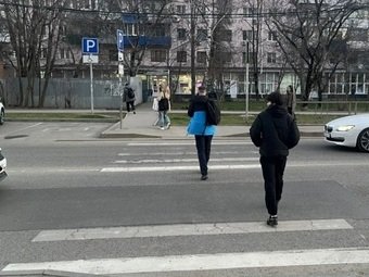 В Краснодаре несовершеннолетняя девочка попала под колеса BMW