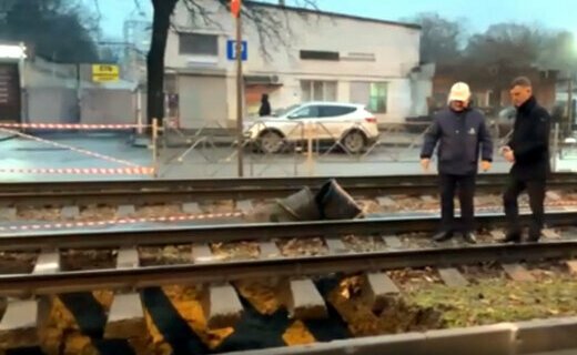 Вечером 27 ноября в Краснодаре на улице Московской произошёл провал грунта под трамвайным полотном