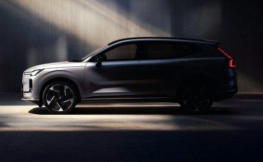 Компания Volvo показала кроссовер XC70 - свой новый подключаемый гибрид с увеличенным запасом хода