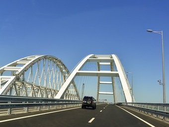 На Кубани запретили проезд к Крымскому мосту электрокарам и гибридам