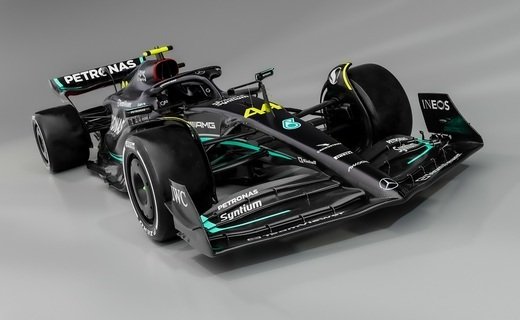Формульная команда Mercedes-AMG F1 представила новый болид W14 E Performance для сезона 2023 года. Он черный