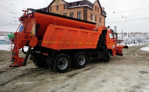 Коммунальные службы Краснодара устраняют последствия снегопада, который шёл в краевом центре всю ночь