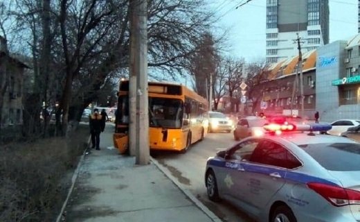 Авария произошла днём 6 февраля на улице Шеболдаева, 46