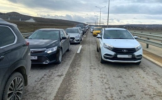 В Краснодарском крае на подъезде к Крымскому мосту образовалась пробка из-за неисправности на одном из пунктов досмотра