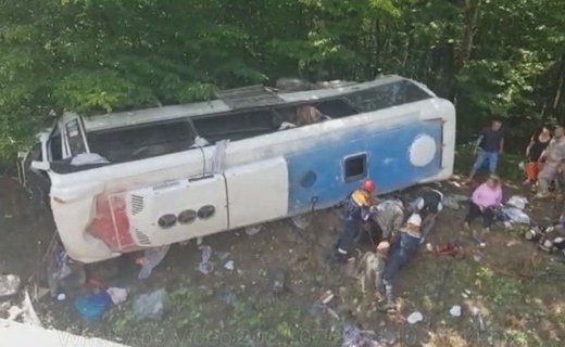 В Краснодарском крае днём 24 июля в ДТП попал частный экскурсионный автобус