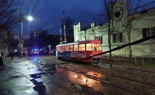 Сильный ветер парализовал работу трамваев и троллейбусов в Краснодаре