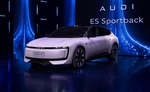 Компания Audi представила на автосалоне в Шанхае свою новую модель E5 Sportback - первую модель марки без фирменных колец