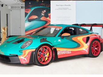 Аукционный дом RM Sotheby's объявил, что намерен пустить с молотка уникальный Porsche 911 GT3 RS, созданный певицей Дуа Липой