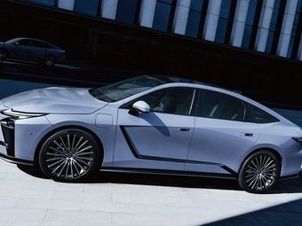 Компания Lexus привезла на автосалон в Шанхае новое поколение своего бизнес-седана ES