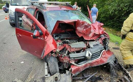 На трассе "Краснодар - Кропоткин" столкнулись Lada Kalina и Renault Sandero Stepway, семеро попали в больницу, один из них умер