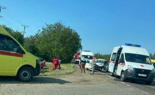 Один человек погиб и четверо пострадали в ДТП с участием такси под Краснодаром