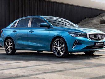 Компания Geely объявила, что во всех официальных дилерских центрах в России стартовали продажи нового седана Geely Emgrand