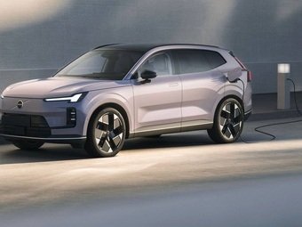 Компания Volvo вернула в свою линейку модель XC70 - гибридный кроссовер, который пока доступен только покупателям в Китае