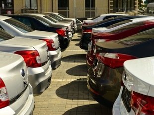 АЕБ: Продажи новых автомобилей в РФ в октябре 2025 года упали на 6 процентов