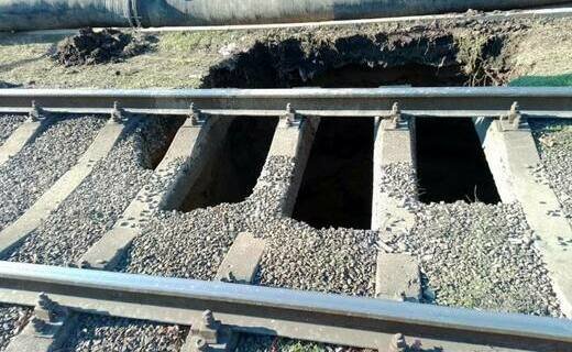 На улице Московской в Краснодаре из-за нового провала грунта остановили движение трамваев