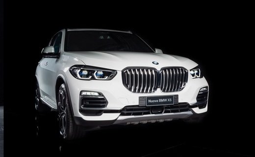 Итальянский офис BMW представил спецверсию, созданную совместно с фирмой Alcantara