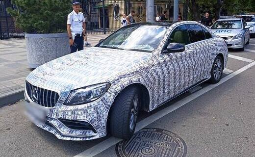 В Краснодаре был остановлен автомобиль Mercedes-Benz, полностью обклеенный листовками с изображением долларов США