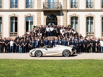Компания Bugatti завершила производство родстера Mistral - последним стал духцветных гиперкар Bugatti Mistral Blanc Eternel