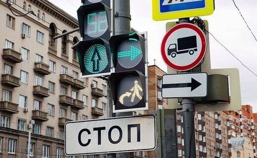 В России с 1 марта 2023 года появится новый сигнал светофора - белое изображение пешехода со стрелкой