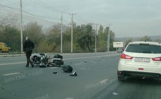 В Новороссийске в районе строительного рынка (Золотая рыбка) столкнулись легковушки и мотоцикл