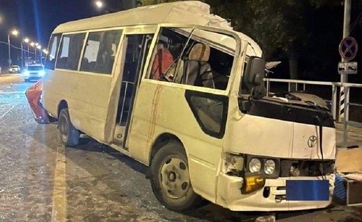 На Симферопольском шоссе водитель автобуса выехал на встречную полосу и столкнулся с автокраном КамАЗ