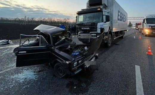 Двое взрослых и несовершеннолетний погибли в результате столкновения ВАЗа и Scania в Новокубанском районе Кубани