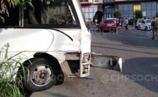 Автобус с пассажирами попал в ДТП в Сочи, инцидент произошёл в селе Раздольное Хостинского района 11 августа