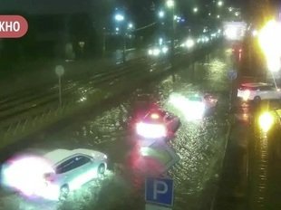 Из-за скопления дождевой воды на проезжей части временно ограничено движение по улице Московской
