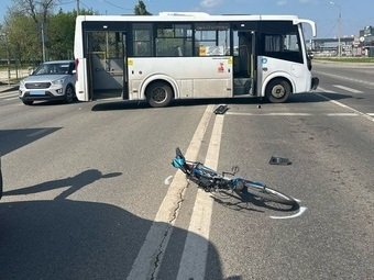 В Краснодаре несовершеннолетний велосипедист попал под автобус