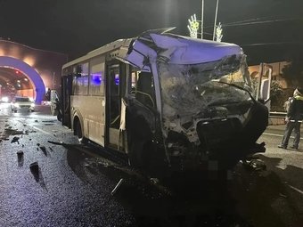 В Хосте автобус «ПАЗ» вылетел с дороги и врезался в бетонное ограждение