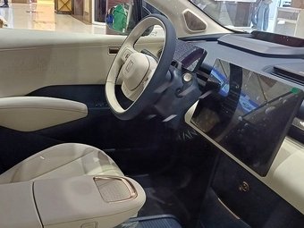 Продажи премиальных и люксовых авто в России растут, но рынок падает