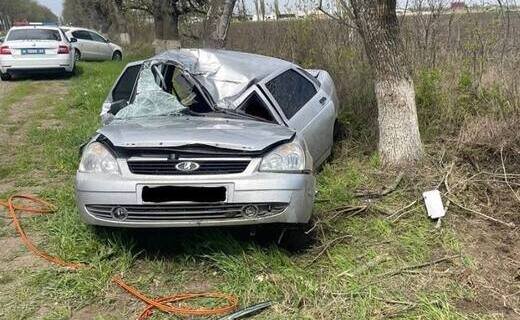 В Северском районе 34-летняя женщина, управляя автомобилем Lada Priora превысила скорость и влетела в дерево