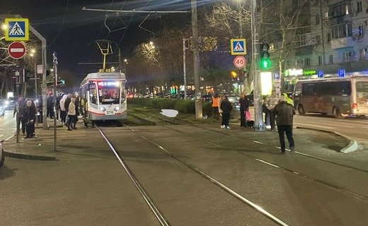 В Краснодаре трамвай насмерть сбил женщину 1933 года рождения, которая внезапно вышла из-за стоящего вагона