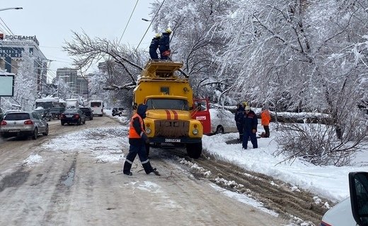 Упавшее дерево заблокировало движение троллейбусов, а грузовик КамАЗ парализовал движение трамваев