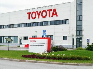 Toyota прокомментировала слухи о возобновлении поставок машин в РФ