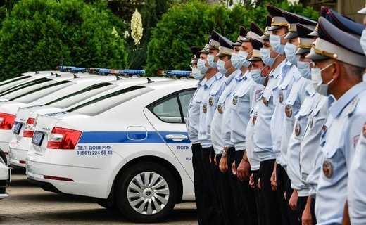 Сотрудникам краевой Госавтоинспекции передали 40 новых патрульных машин