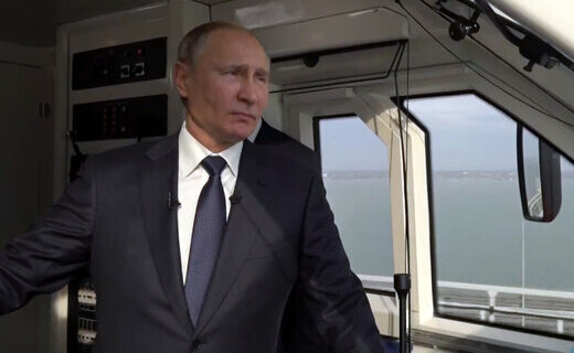 Владимир Путин проехал по железнодорожной части моста из Керчи в Тамань, проделав часть пути в кабине машиниста