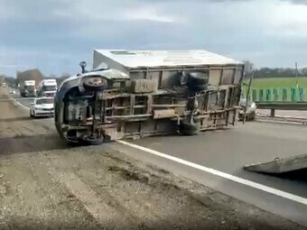 В Северском районе Кубани на трассе ветер опрокинул несколько автомобилей