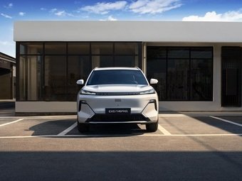 Geely начинает продажи обновлённой гибридной версии кроссовера EX5 на российском рынке