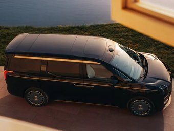 Китайский бренд Zeekr представил электрический минивэн 009 Grand Collector Edition с 24-каратной позолотой