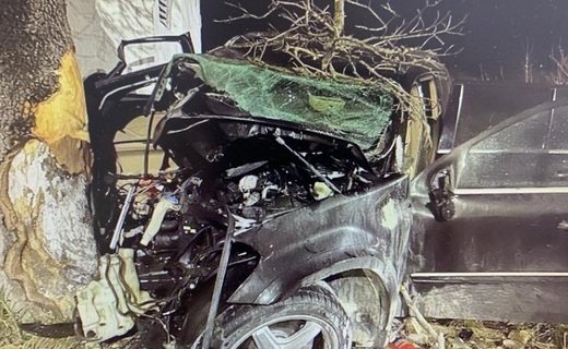 В Геленджике 23-летний водитель Mercedes-Benz превысил скорость и вылетел с трассы - погибла девушка-пассажир