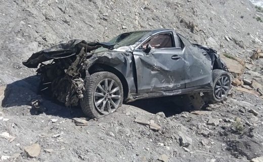 В Анапе в районе смотровой площадки "800 ступеней" автомобиль Mazda упал с края обрыва