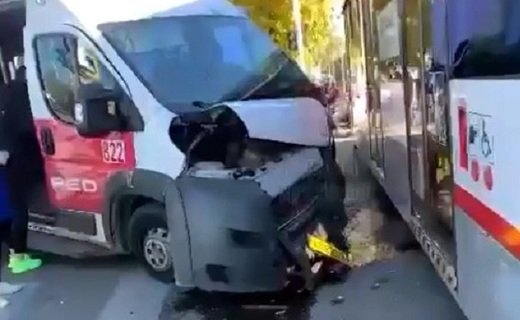 Полиция Краснодара проводит проверку по факту столкновения маршрутки и трамвая в Пашковском микрорайоне 20 октября