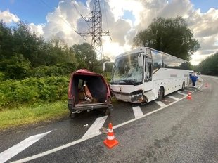 Два человека погибли при столкновении легковушки с автобусом на трассе М-4 «Дон»