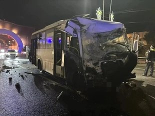 В Хосте автобус «ПАЗ» вылетел с дороги и врезался в бетонное ограждение