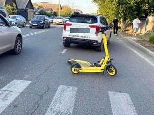 В Краснодаре подросток на электросамокате нарушил ПДД и попал под машину