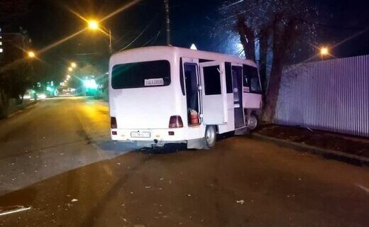 В Славянске-на-Кубани водитель Nissan не уступил дорогу и врезался в автобус с пассажирами