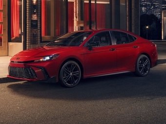 Компания Toyota представила в США специальную затемнённую версию седана Camry - Nightshade Edition